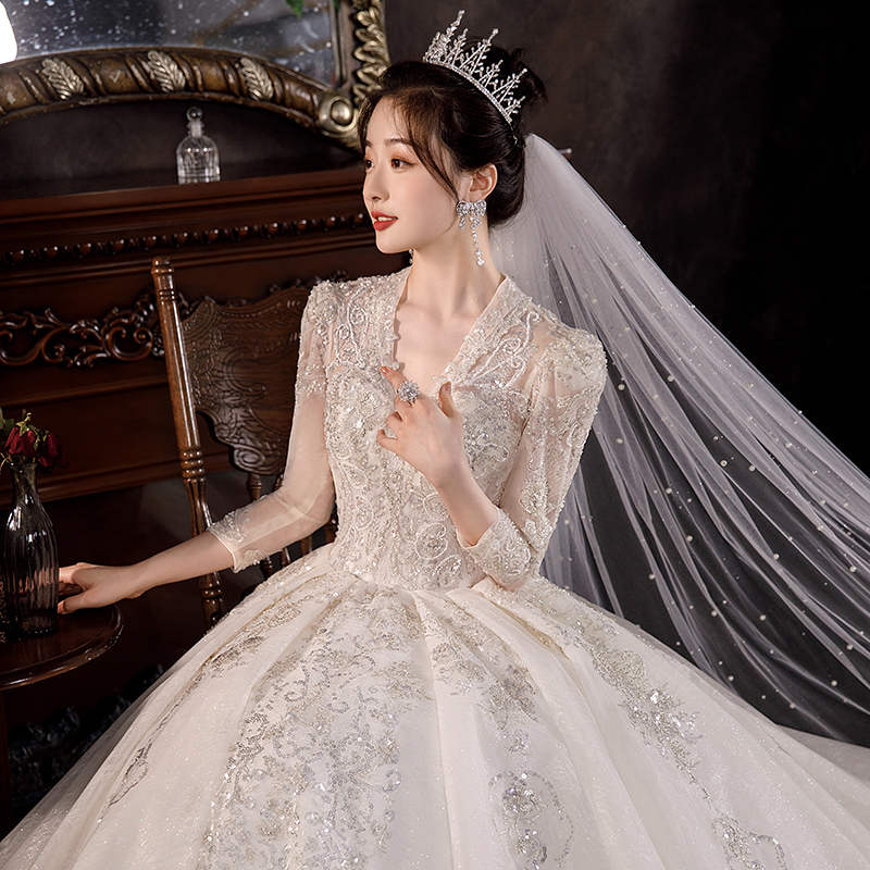 Long -sleeved main gauze wedding dress 2023 new bride palace style V -neck tail winter heavy work high -level sensory female summer Long -sleeved main gauze wedding dress 2023 new bride palace style V -neck tail winter heavy work high -level sensory female summer