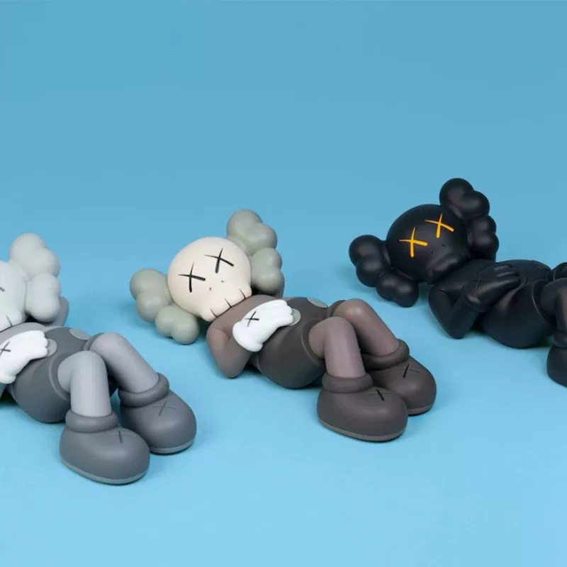 [Организованный продукт] KAWS HOLIDAY Япония Станция Фудзи Ограниченная серия Подлинная точечная тенденция