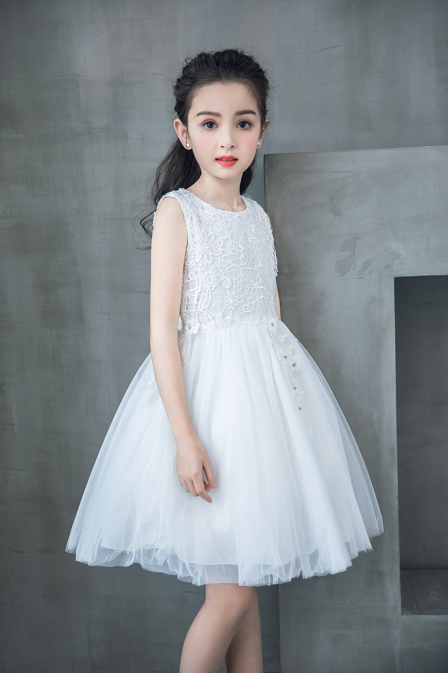 Cô gái công chúa trắng che mặt cổ tích váy cưới catwalk mô hình sinh nhật piano trình diễn váy váy váy dài tay bé gái