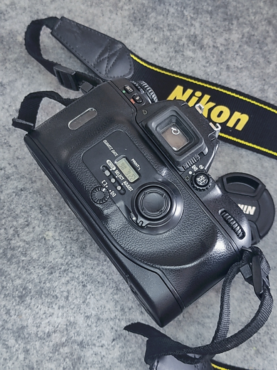 胶片相机还可以这个么卷？尼康F80D竟偷偷把F100的魂塞进预算机。