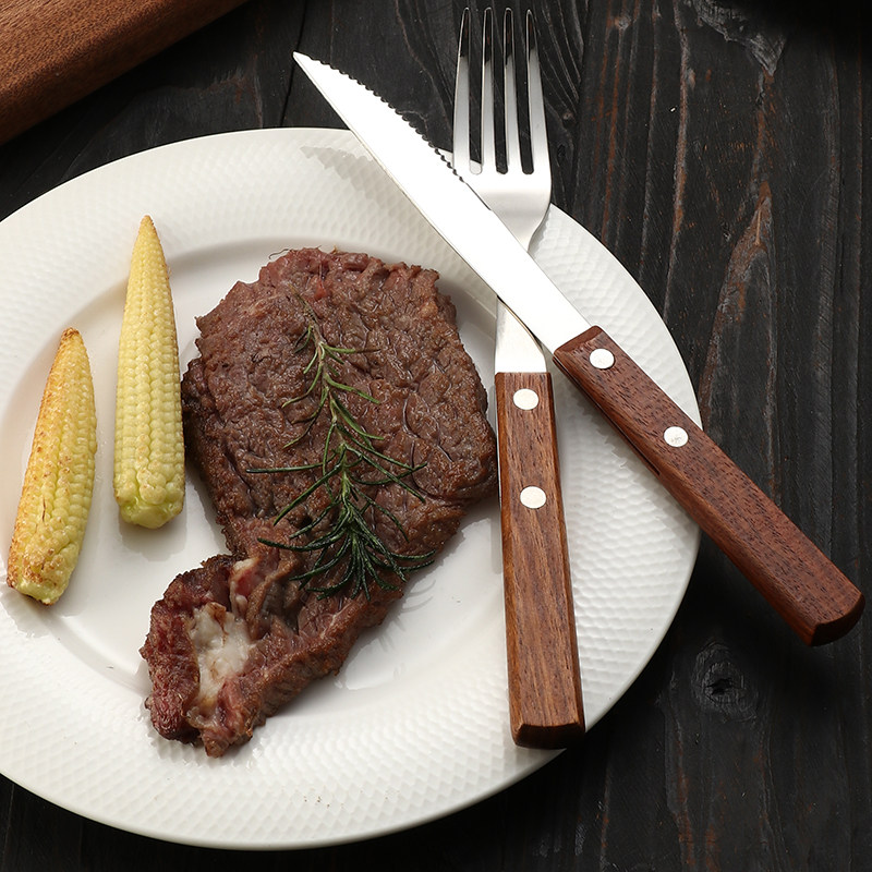木製ハンドルの西洋式ステーキナイフ、ディナーナイフ、ステーキレストランナイフ、ディナーナイフとフォーク、メインコースナイフ、西洋式ディナーナイフとフォーク。