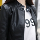 Короткая осенняя полиуретановая куртка, по фигуре, облегающий крой, высокая талия