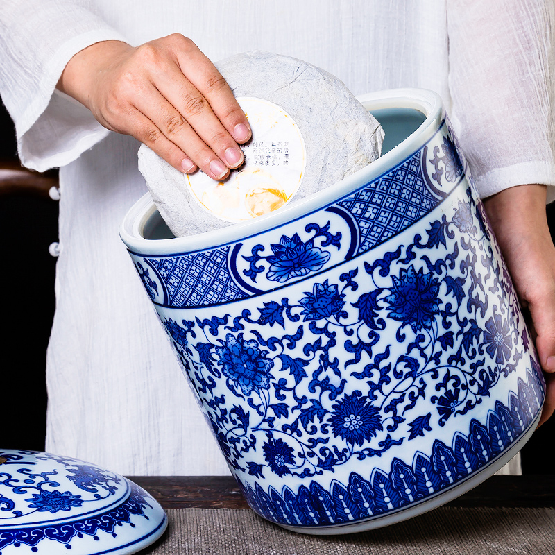 Jingdezhen ceramic Chinese blue and white porcelain tea pot large wind puer tea cake tin, household seal super jumbo