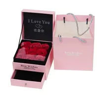 Женская модель+Pink Rose Gift Box