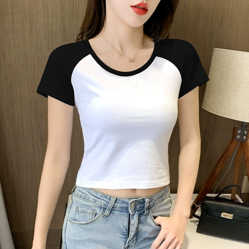 Белая короткая летняя приталенная футболка, высокая талия, облегающий крой