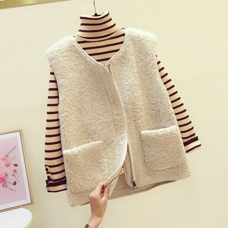 Short lamb wool waistcoat women's 2020 autumn and winter new Korean version of the outer back and shoulder fur one horse clip coat