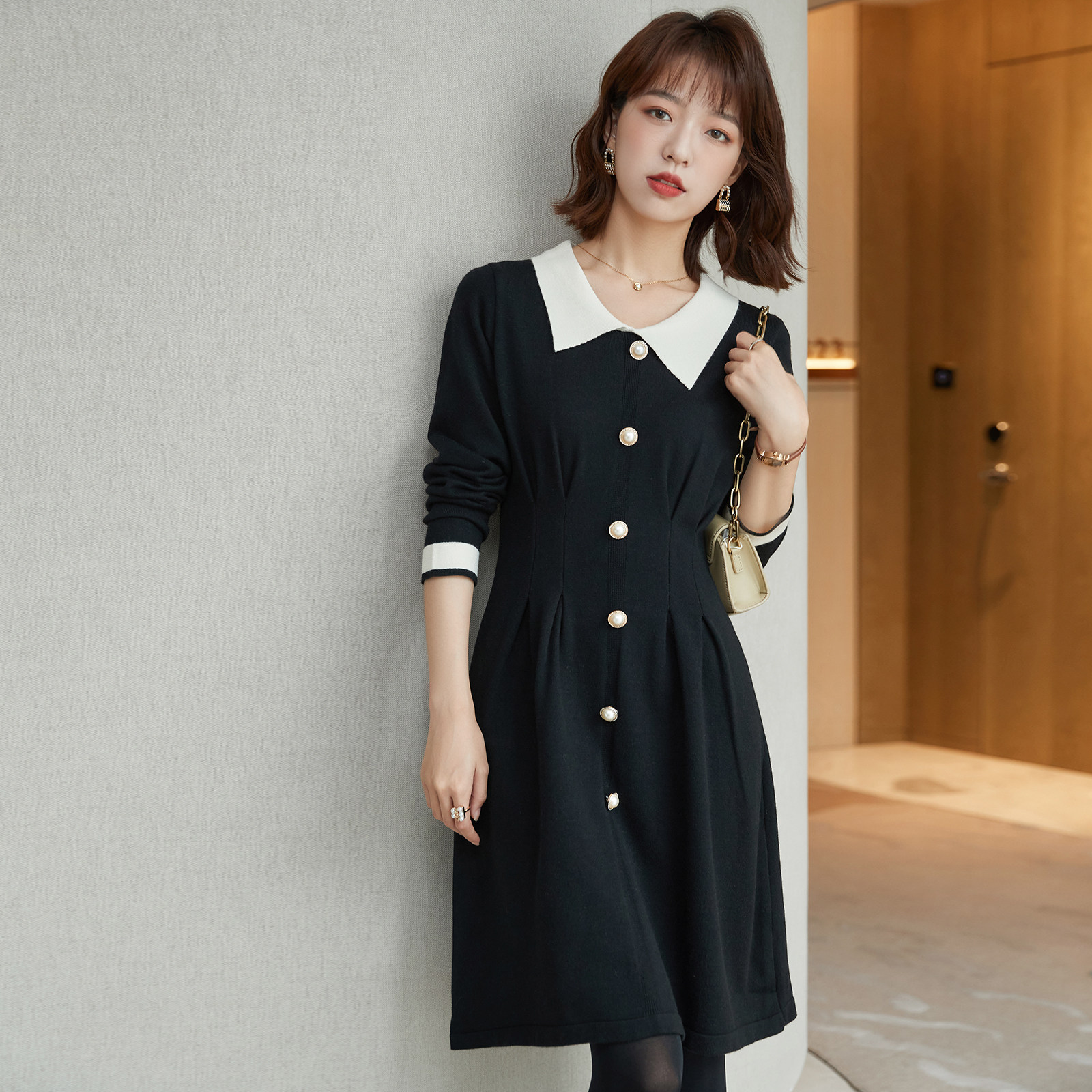 French elegant and white temperament waist dress women's 2022 autumn new high waist and thin Hepburn style little black dress