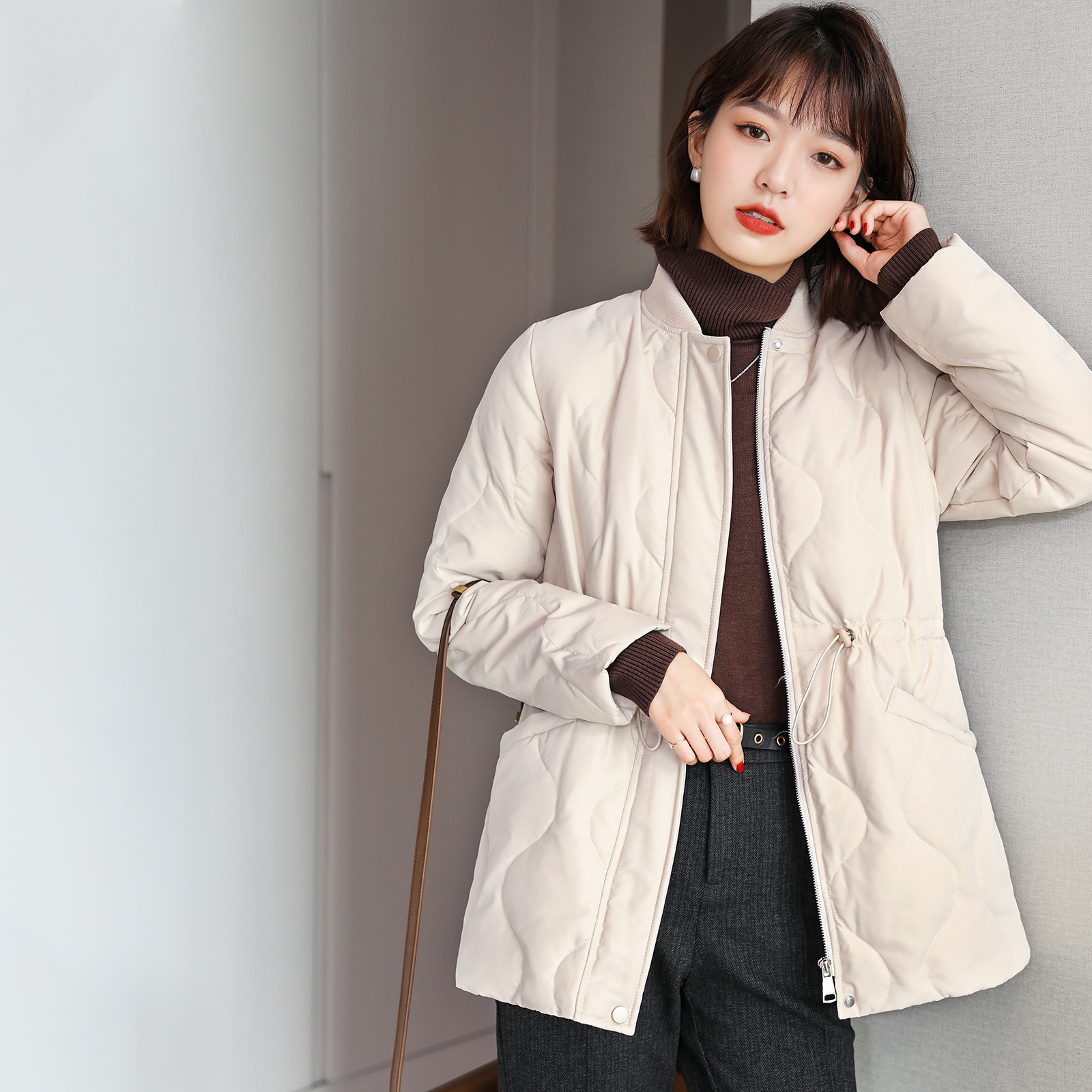 Warm not bloated with rope to collect waist white duck down down down to women 2022 Winter new standout collar 100 lap pure color jacket