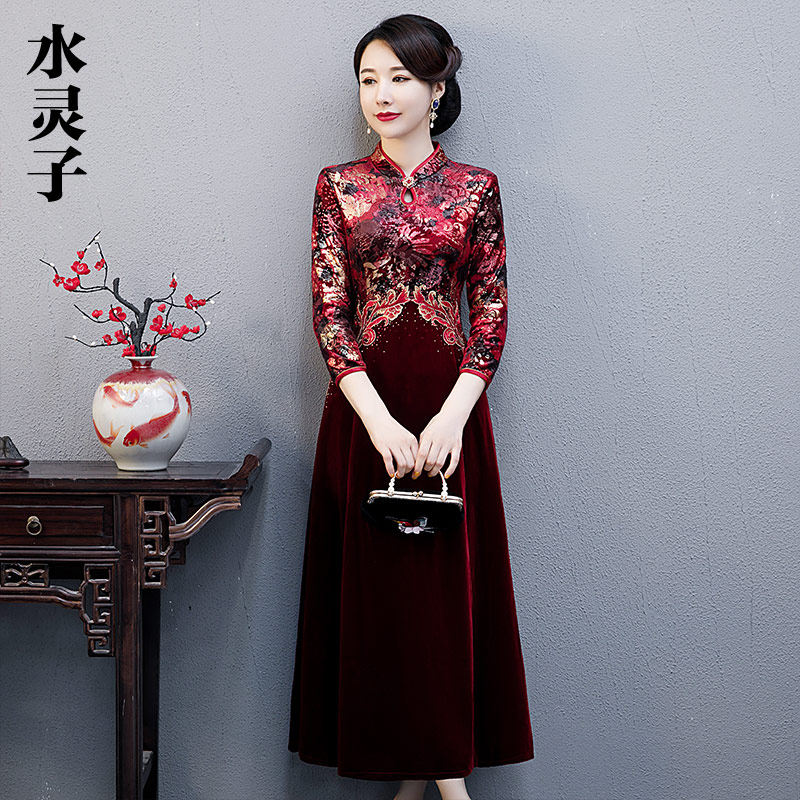 Golden velvet cheongsam improved version dress 2022 new autumn dress foreign style wedding banquet mother dress long temperament