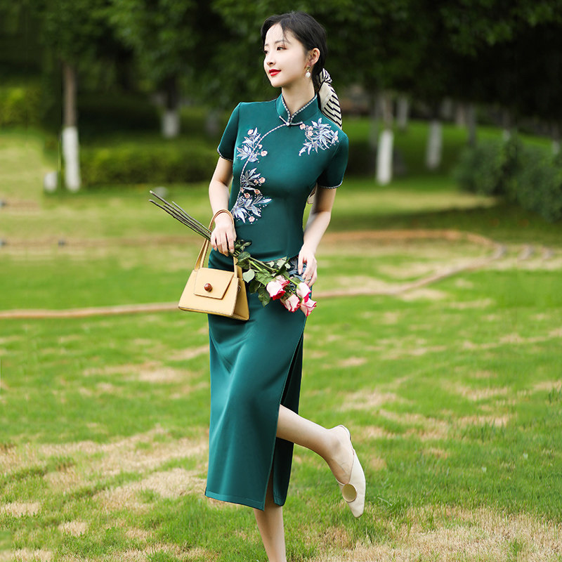 High-end Old Shanghai qipao 2022 New Women's Spring Improvement Young Comeback The Green Walk Show Long Version