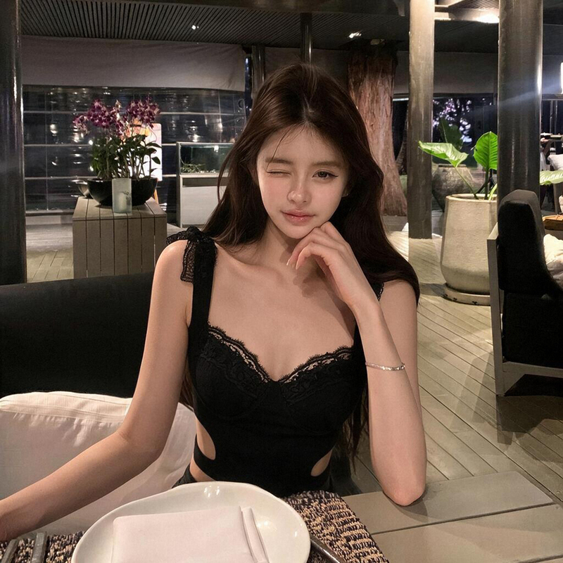 Sg&Mg Black Lace Camisole for Women 2026 Autumn New Sexy Hollow-Out Waist-Cinching Slimming Top