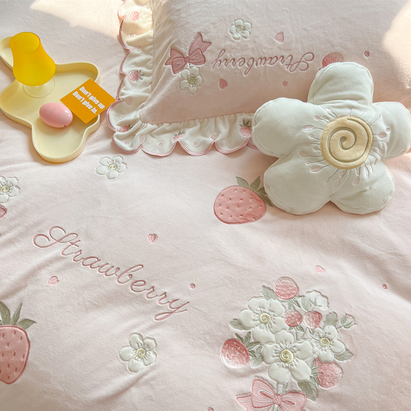Nuojiji girl heart powder strawberry coral fleece four-piece winter warm double-sided milk fleece bedding quilt cover