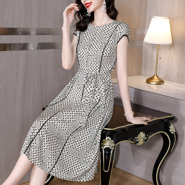 Temperament high-end silk dress female 2022 French fashion mulberry silk black and white floral slimming skirt