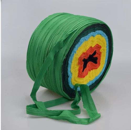 Потяните ветви и веревки, завернутые в неподвижный садовый фруктовый дерево, тканевая ткань с тканевой полосой с сельскохозяйственной веревкой для упаковки и привязанной одежды