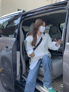 White V-Neck Knitted Vest for Women, Suitable for Spring and Autumn, Sleeveless Outerwear Sweater Vest, Can Be Worn as a Shirt or Layered with a Jacket