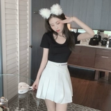 Летний универсальный комплект, приятная телу дизайнерская футболка с коротким рукавом, юбка, сезон 2021, тренд сезона, по фигуре