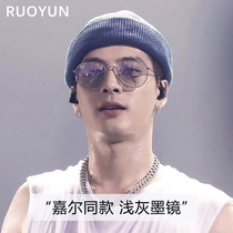 Wang Jiaer with models through light gray sunglasses men fashion 2021 new summer eyes men sun glasses