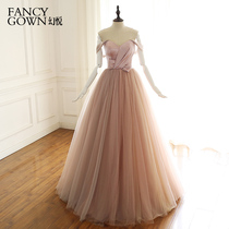 The new bandeau one-shoulder pink white French satin polka dot simple QiDi travel photographed out of the Sen wedding dress