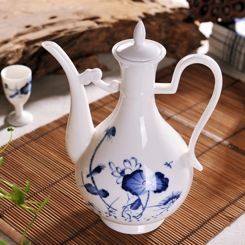 Jingdezhen blue and white porcelain home wine wine suits for Chinese antique ceramics hip liquor cup of liquor cup