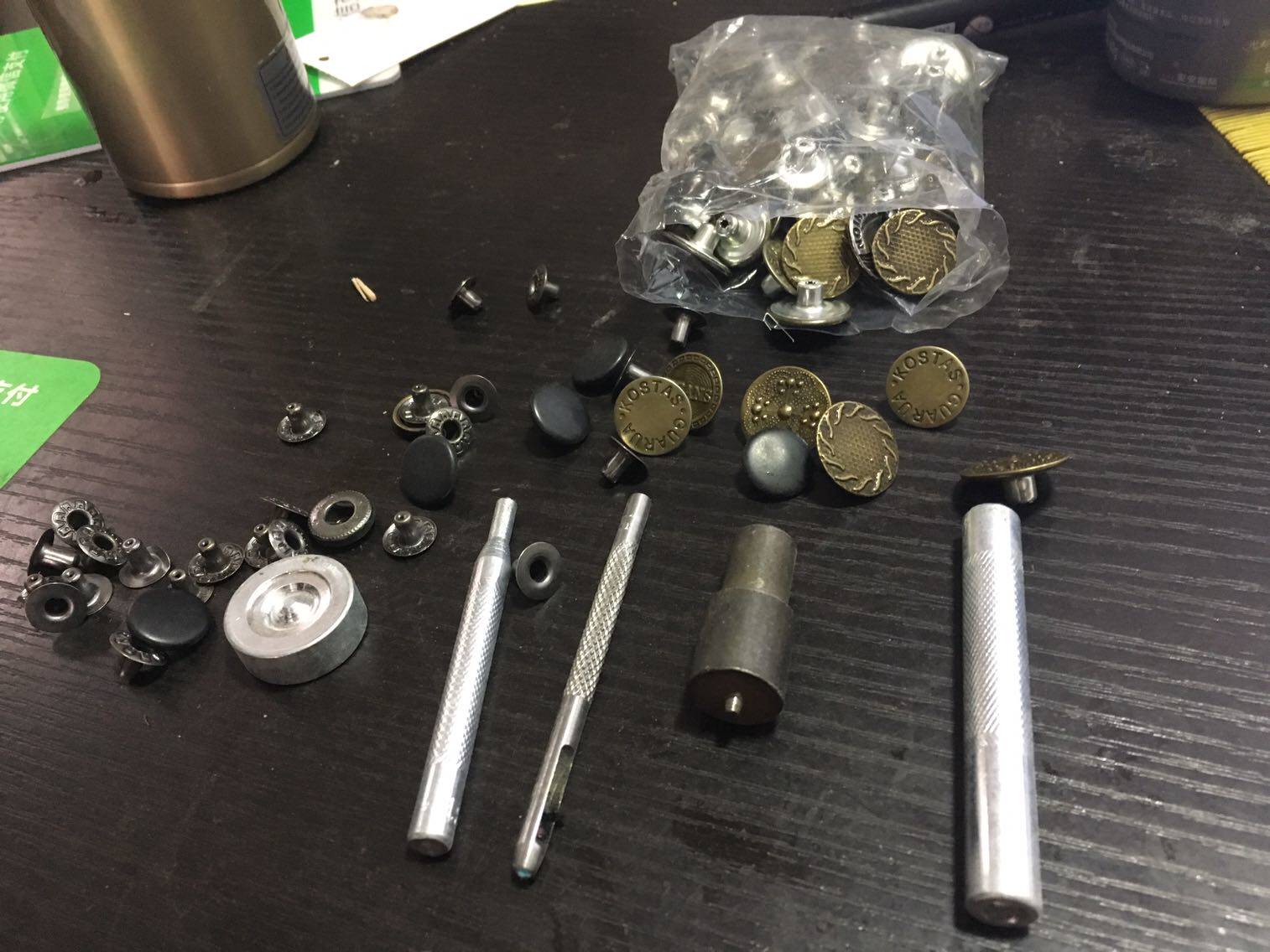 Professional jeans raw edge modification clothing store change buttons change pants waist T-shirt jeans repair buttons Copy buttons