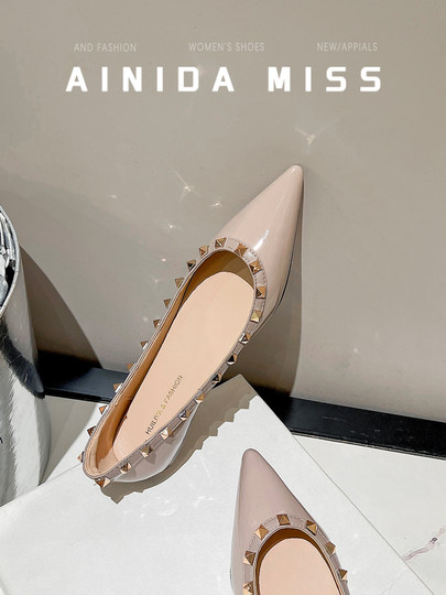 Zapatos de punta puntiaguda de estilo francés de cuero genuino para mujer con boca poco profunda, zapatos planos con cuchara plana de suela suave y cálida con remaches de charol para mujer