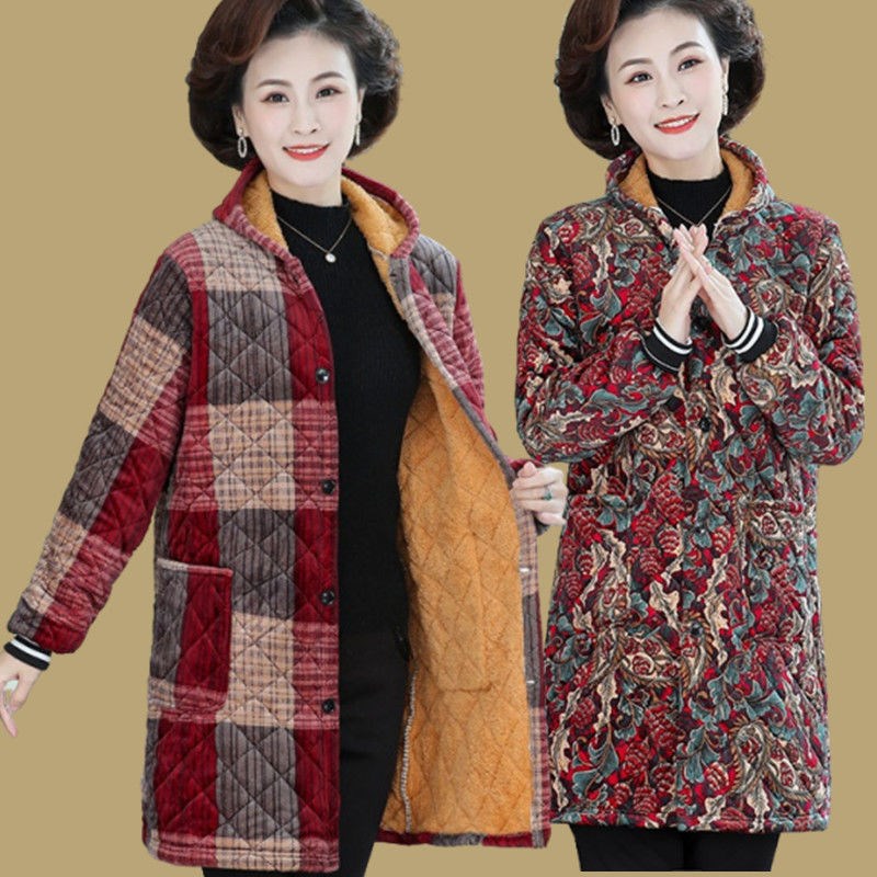 Small sub-gapped thickened hood dressing female gattening up the middle-aged and elderly clothes abrasion-resistant suede coat of clothing and clothing