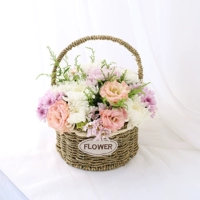 Chrysanthemum смешан и сочетает в себе среднюю цветочную корзину стиль