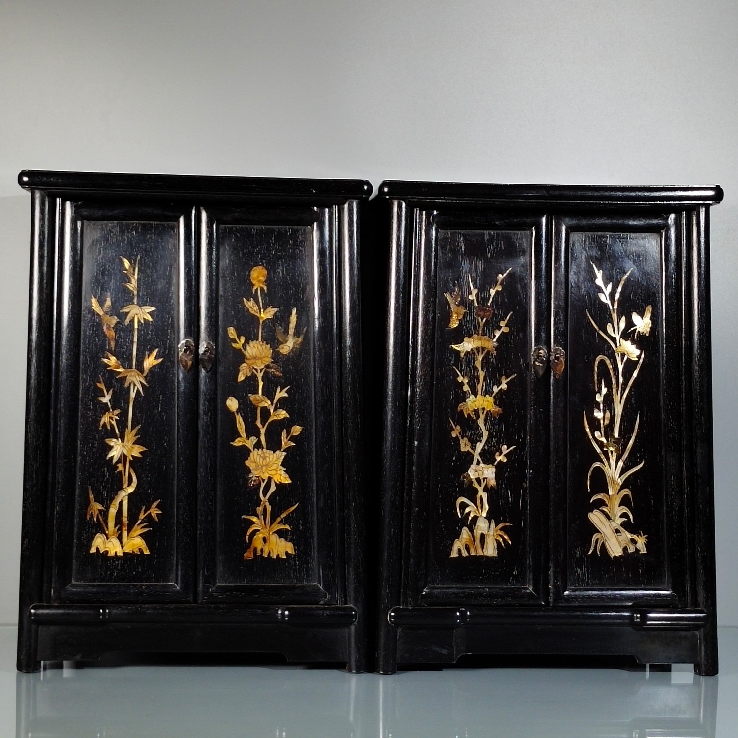 Antique Miscellaneous Collection Wood Collection Collection Small Leaf Sandalwood Inlaid Shell Plum Orchid Bamboo Chrysanthemum Cabinet Home Decoration