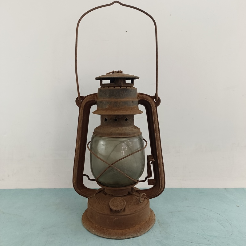 Old-Fashioned Horse Lantern, Iron Kerosene Lamp, Portable Lamp, School Exhibition Display, Student Folk Custom, Retro Nostalgic Old Object Props