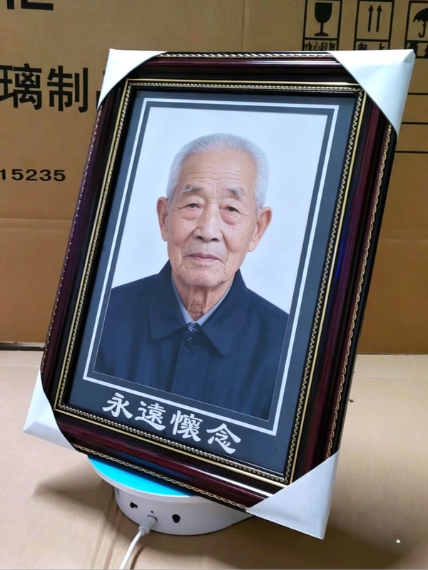 Solid Wood Cardboard Frame with a Nostalgic Design for the Elderly, Suitable for Displaying Photos of Grandparents on the Altar Solid Wood Cardboard Frame with a Nostalgic Design for the Elderly, Suitable for Displaying Photos of Grandparents on the Altar