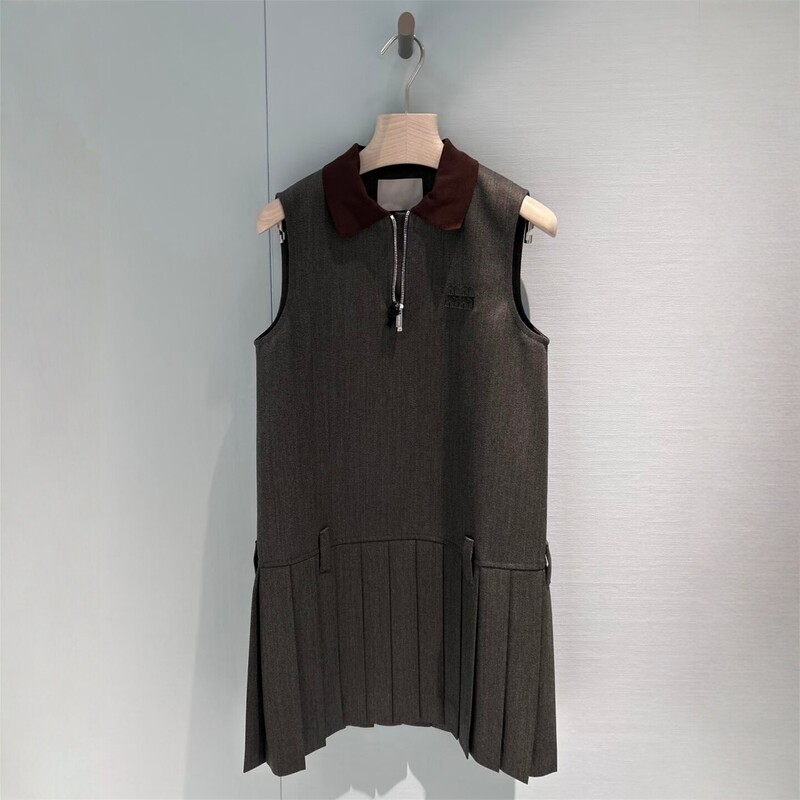 Manella Haute Couture 26 Spring/Summer New Letter Logo Appliqué Color-Block Polo Collar Sleeveless Straight Dress for Women