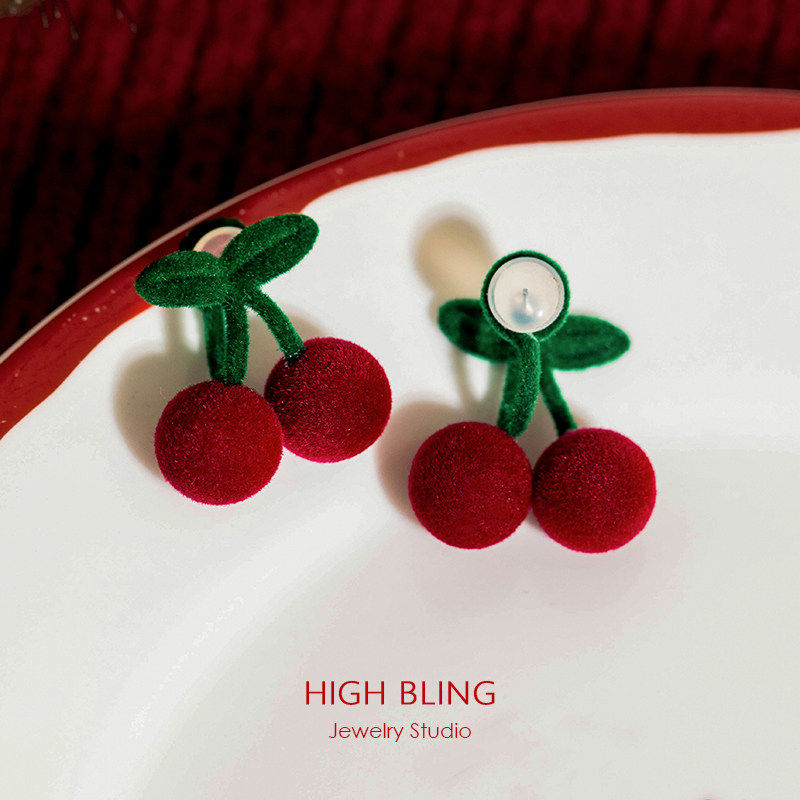 Retro playful velvet white small cherry cute 100 hitch-ear-no-ear-hole female mosquito coil ear clip without pain New Year-Taobao