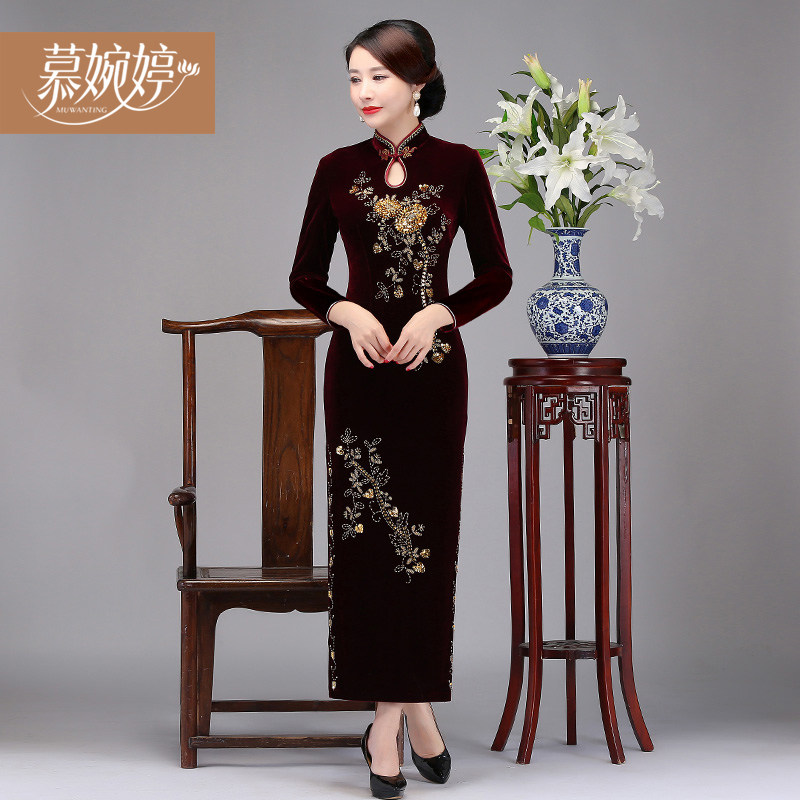 Middle-aged and elderly mother wedding golden velvet improved cheongsam 2021 new autumn winter thick mother-in-law banquet dress