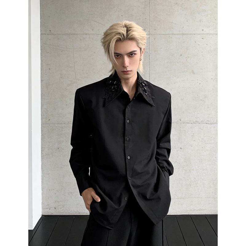 He Shiyue/Light Luxury French-Style Shirt with Floral Embellishments at the Collar, Cool and Stylish Black Shirt with Shoulder Pads, 2026 Spring Men's Long-Sleeved Shirt