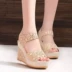 2018 phiên bản mới của Hàn Quốc của sandal nêm cá miệng sandal nữ mùa hè cao gót đế bệt không thấm nước hở mũi giày thời trang nữ sandal nữ đẹp Sandal