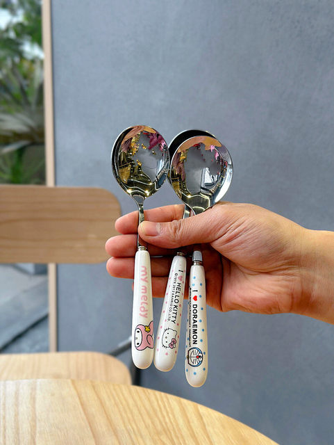 可爱卡通不锈钢勺子叉子陶瓷柄吃稀饭大号圆勺水果意面叉家用餐具