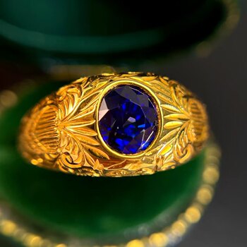 18k gold inlaid with 2.05 carat royal blue sapphire ring, complex and three-dimensional, with a medieval aristocratic charm.