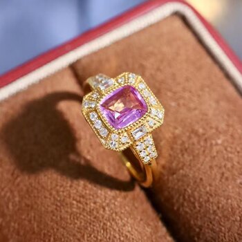 18k gold diamond inlaid natural unfired sapphire ring. the main stone is 1.05 carats. it is full of retro style.