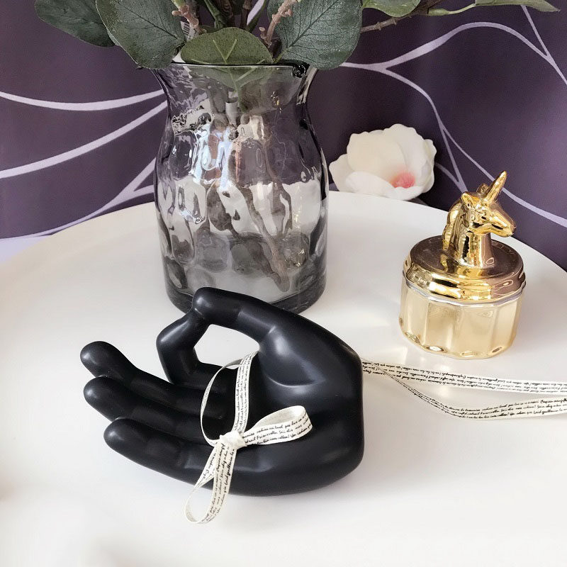 Cozyhome Yihe Nordic black glazed ceramic hand jewelry necklace storage pendant model room ornaments