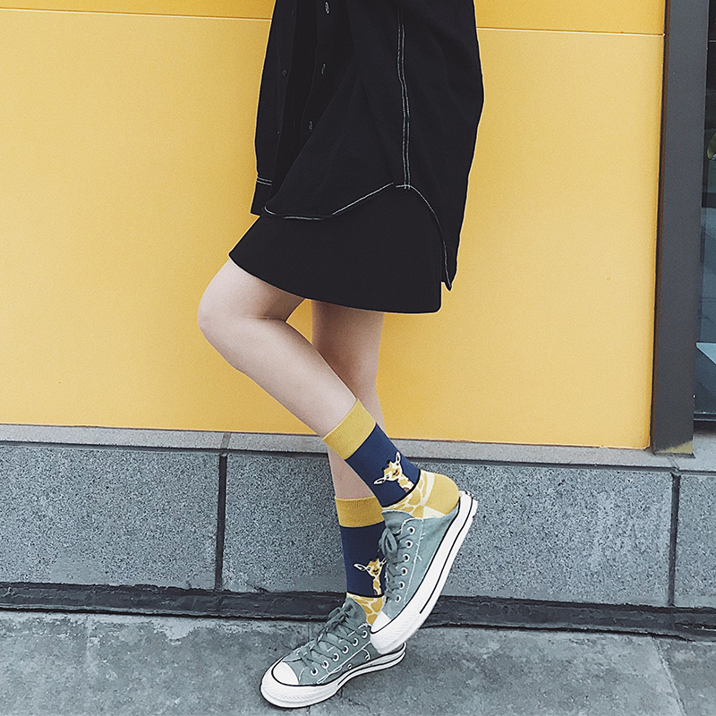 Trendy and Stylish Couple Socks for Men and Women, Cotton Ins-Style Fashion, Suitable for Wearing Outside, Yellow Giraffe Mid-Calf Socks, High-Waisted