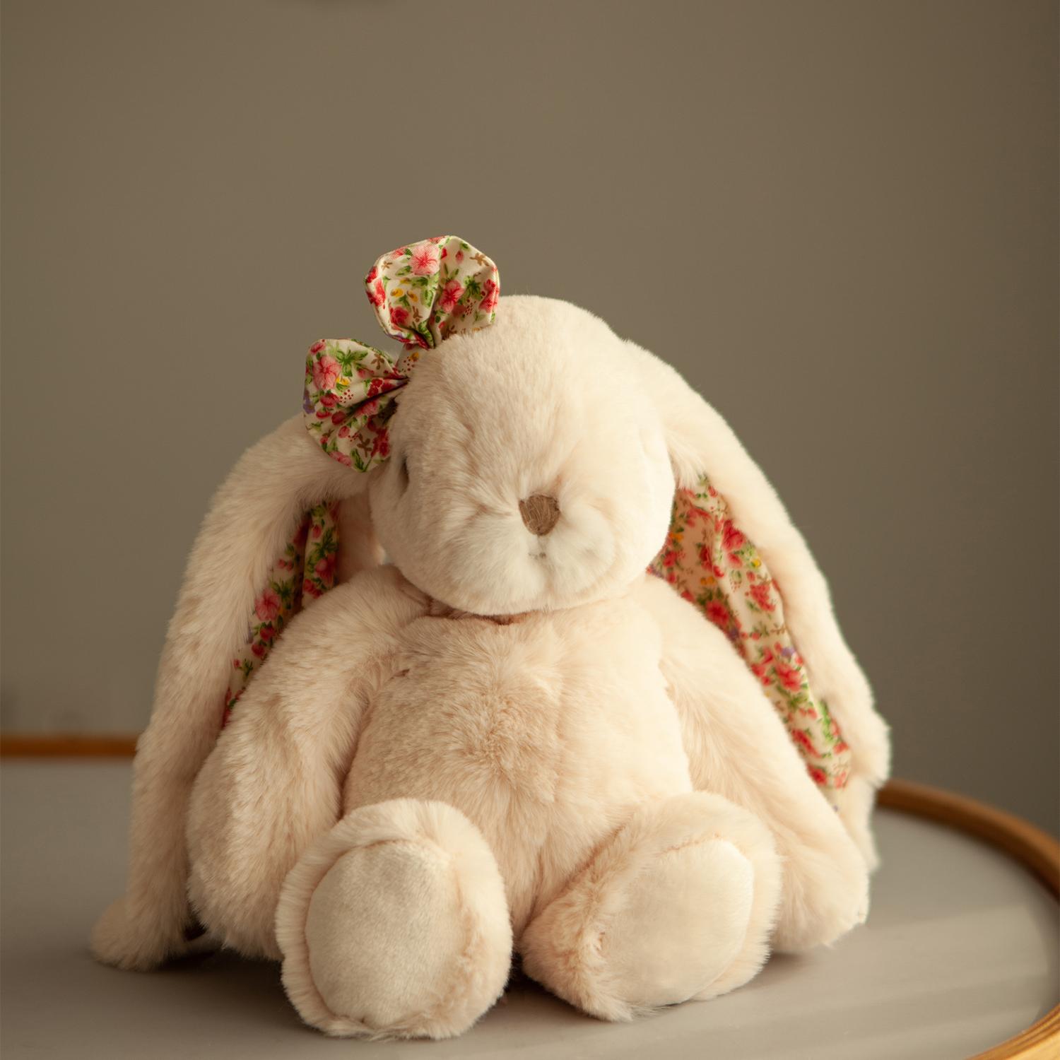 花の耳とリボンが付いたとても柔らかくて密度の高いぬいぐるみ。うさぎ年の贈り物にぴったりの太ったうさぎ人形です。