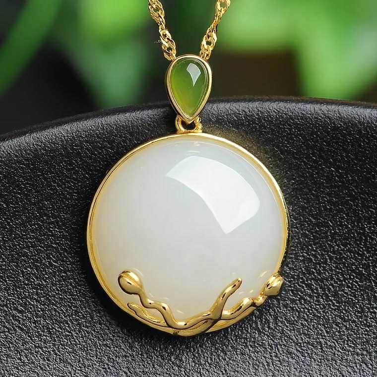 And Tanyu Biu jade is a small pendant in the field.