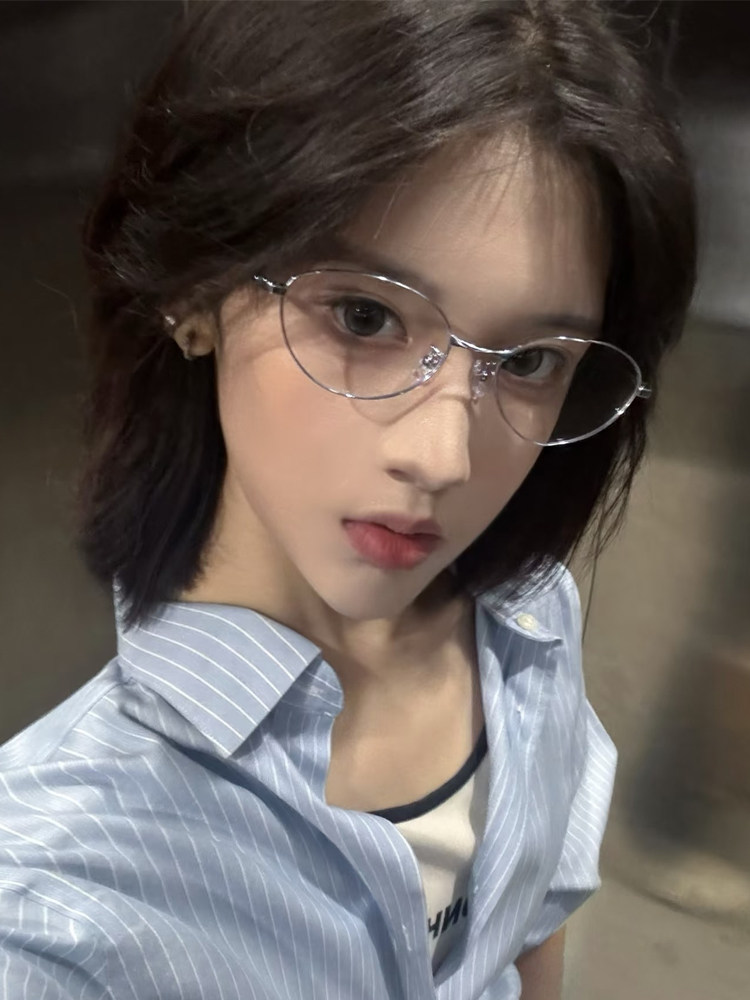 Korean Style High-Fashion Silver Eyeglass Frames for Women, Suitable for Nerdy Types, with a Small Face, Natural Look, and Can Be Fitted with Prescription Lenses