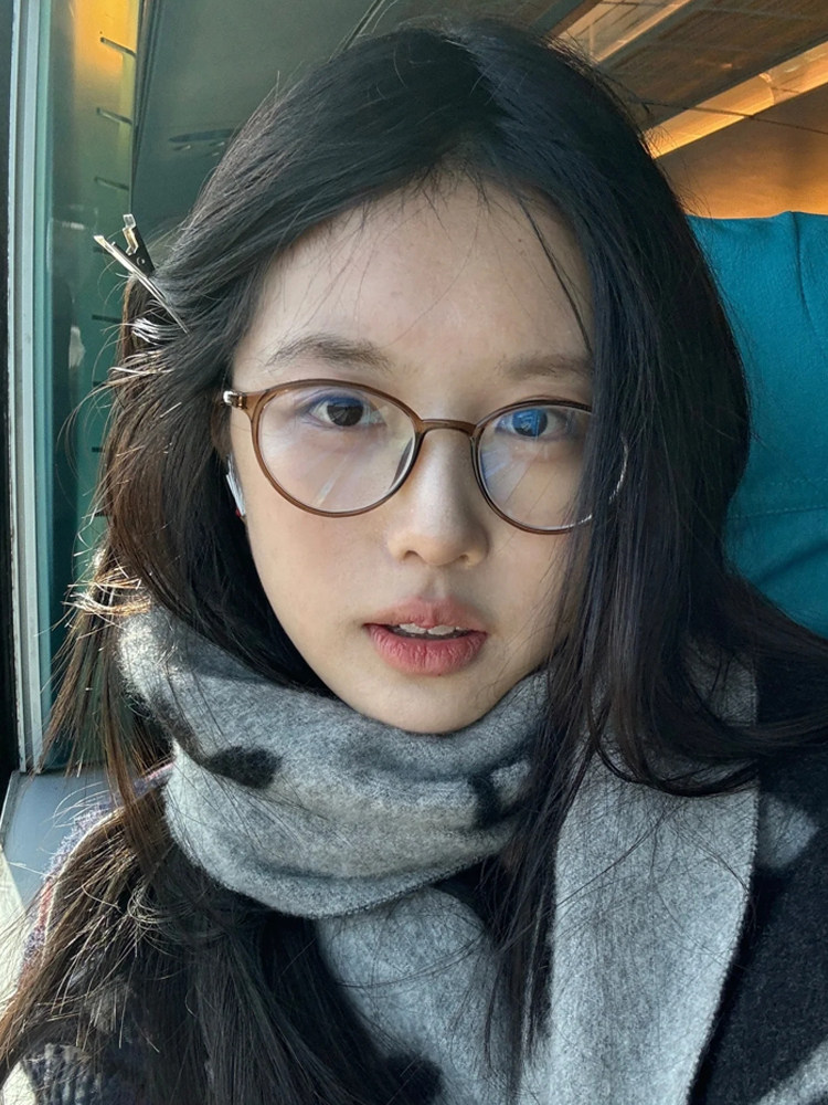 Ultra-Light Tr90 Oval Cold Brown Eyeglass Frames for Women with Small Faces, Anti-Blue Light, Natural Look, Suitable for Prescription Lenses