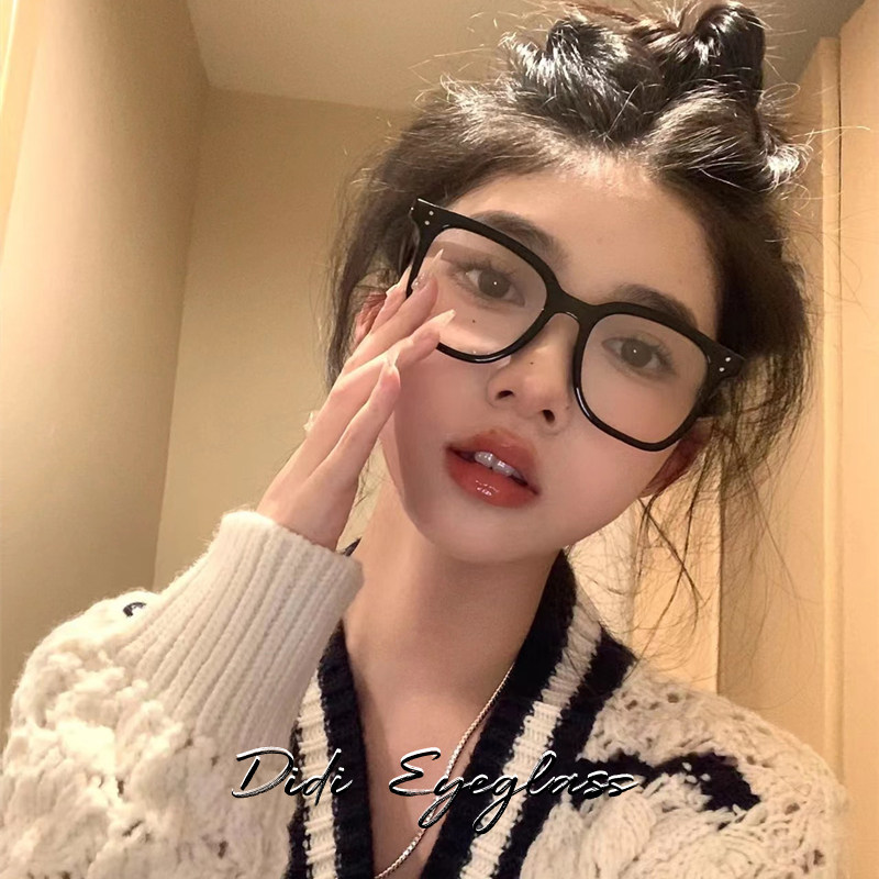 Black-Framed Glasses for Nearsighted Women, Retro No-Makeup Essential, Internet Celebrity Korean Style Trendy Square Frame, Blue Light Blocking and Radiation Protection Eyeglass Frames
