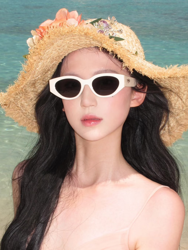 2025 New Cat-Eye White Sunglasses for Women, High-End Style, Slimming for Square and Round Faces, Sun Protection for Beach Vacations