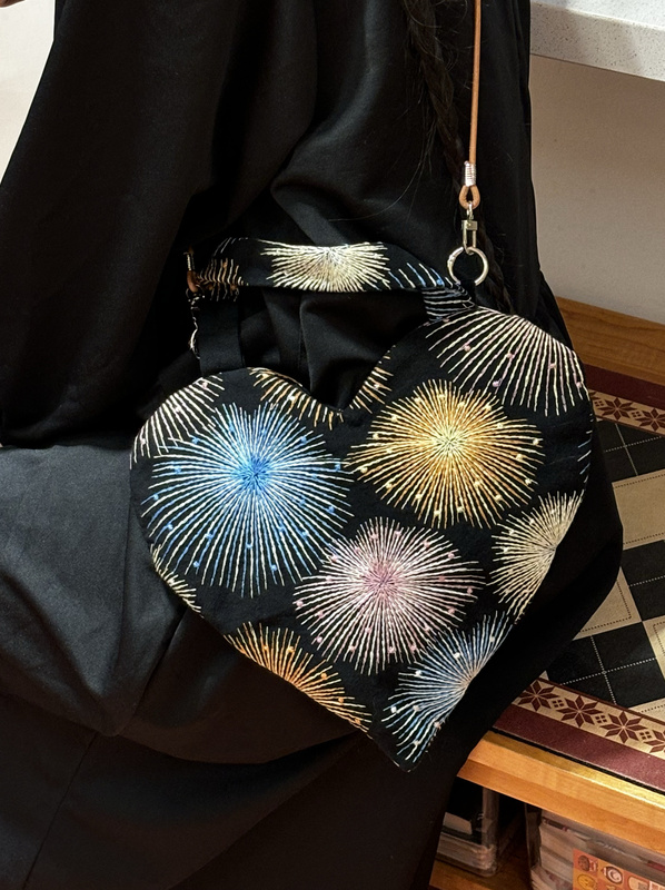 Rolo Embroidered Fireworks Heart-Shaped Small Autumn and Winter New Niche Artistic Crossbody Bag Women's Phone Bag Rolo Embroidered Fireworks Heart-Shaped Small Autumn and Winter New Niche Artistic Crossbody Bag Women's Phone Bag