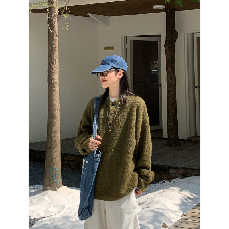 A Small Yang 25Aw Japanese Retro Henry Collar Knitted Sweater for Men and Women, Loose Fit, Warm and Lazy Style for Autumn and Winter
