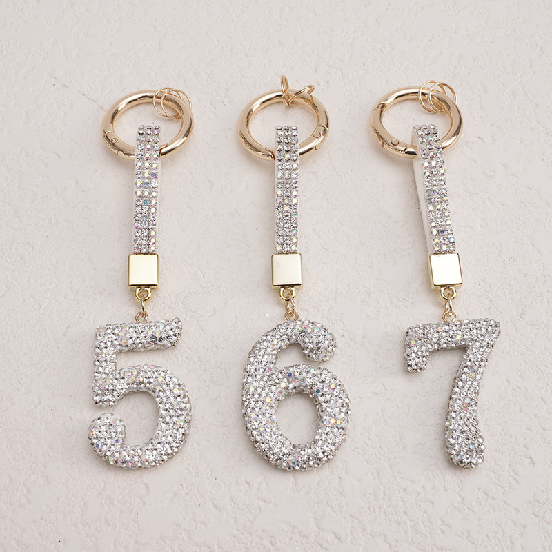 Lucky Number Full Diamond Car Keychain, Diamond-Encrusted, Personalized and Fashionable Bag Pendant, Hanging Accessory, Gift for Best Friends and Couples