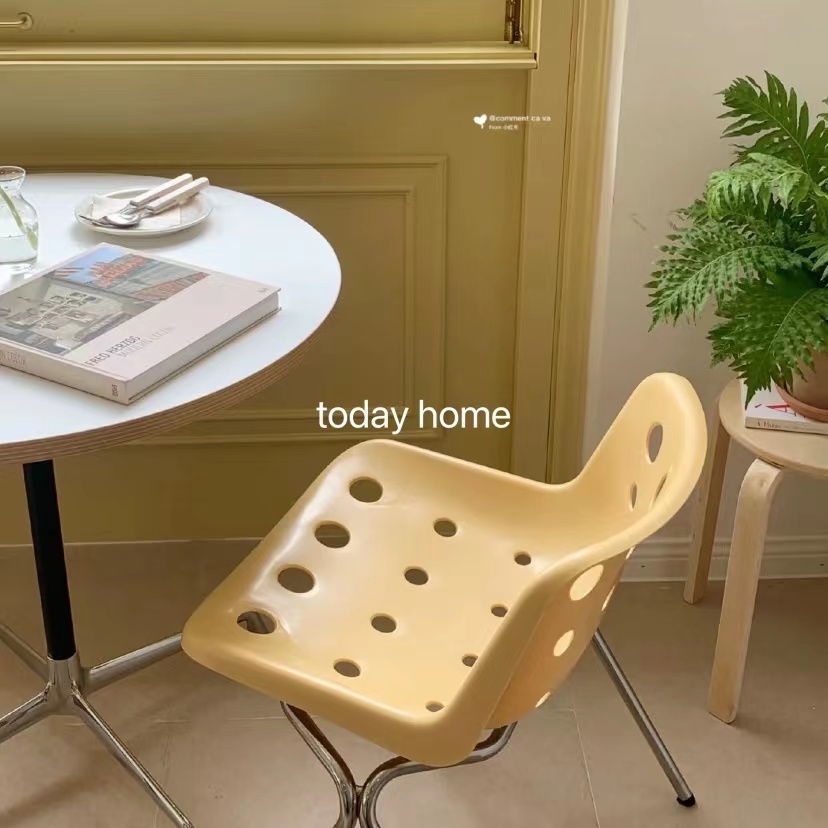 today home Korean ins blogger with the same medieval style dining chair cheese cheese chair coffee milk tea photo